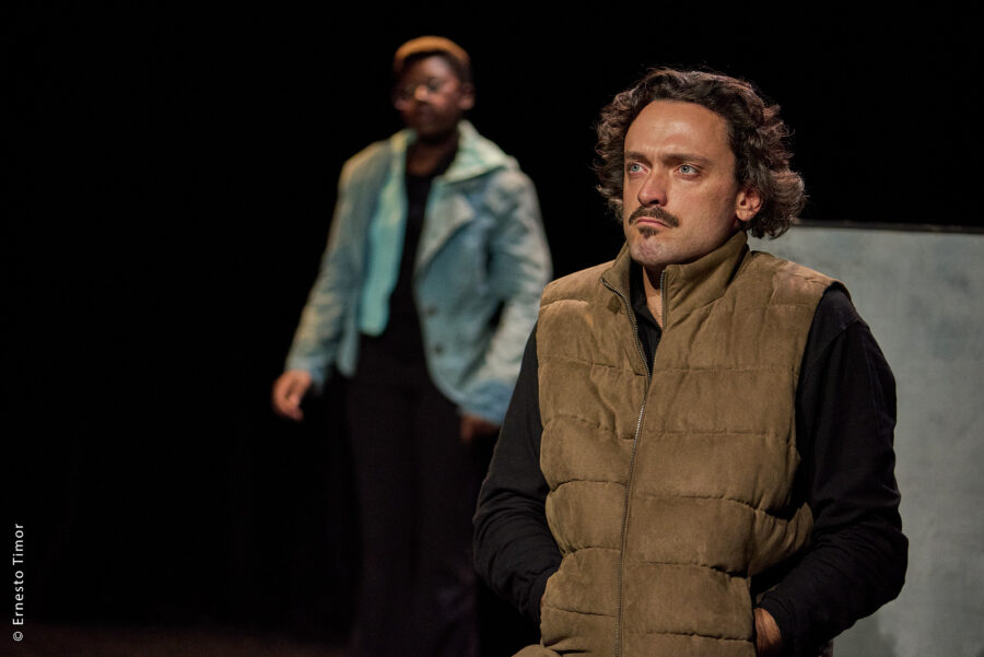 "Le dos au mur" Photo © Ernesto Timor